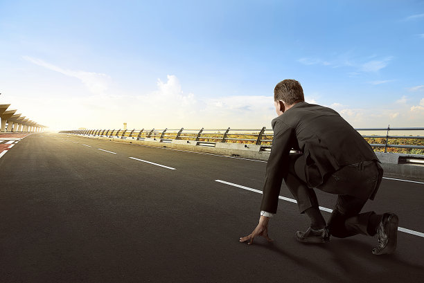 亚洲商人准备逃跑素材图片