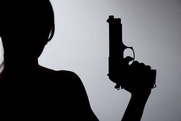 持枪的女人剪影素材图片