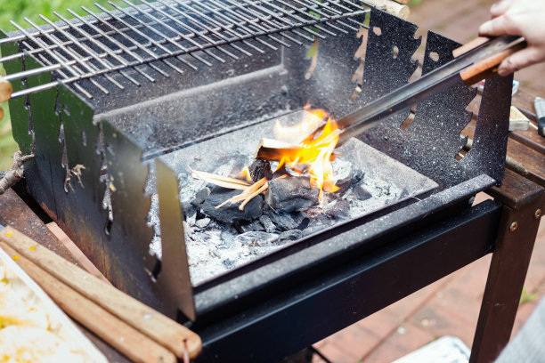 为夏季烧烤派对准备木炭烤架。图片下载