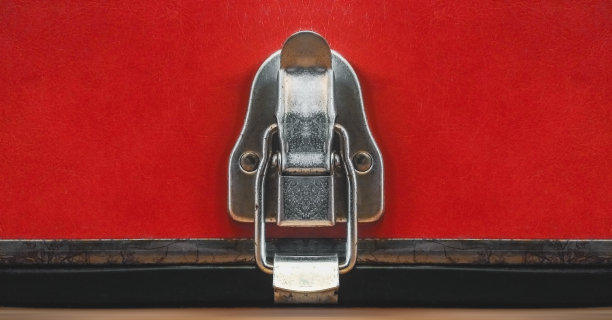 复古锁前面的旧红色背景图片下载