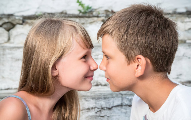 一个男孩和一个少女的肖像。图片下载