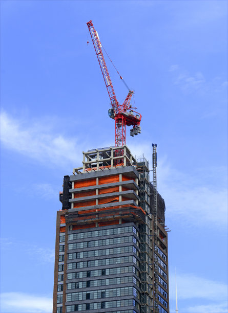 新商业大厦施工现场的起重机图片下载