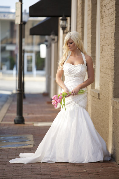 城市街道上的新娘图片下载