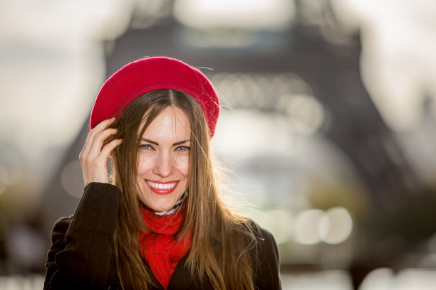 巴黎女游客在埃菲尔铁塔图片下载