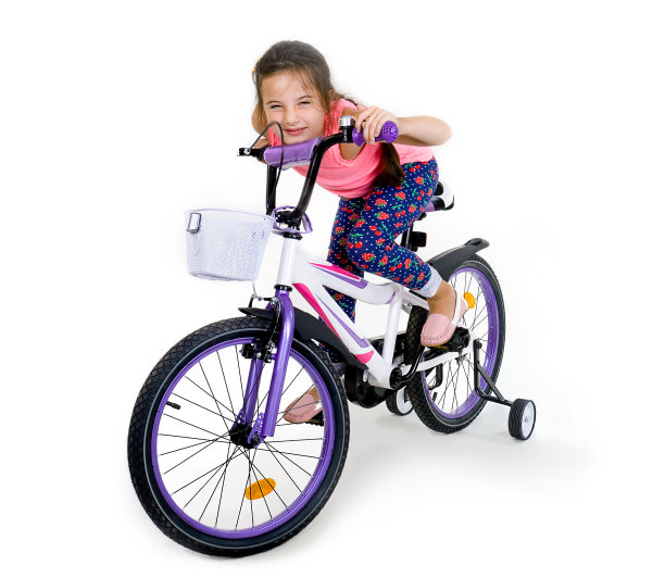 快乐的小女孩在运动自行车白色的背景图片下载