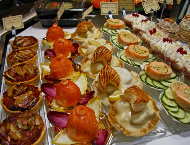 巴黎一家商店橱窗里的美味商品图片下载