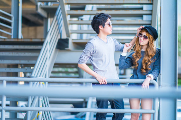 男人和女人戴着墨镜站着图片下载