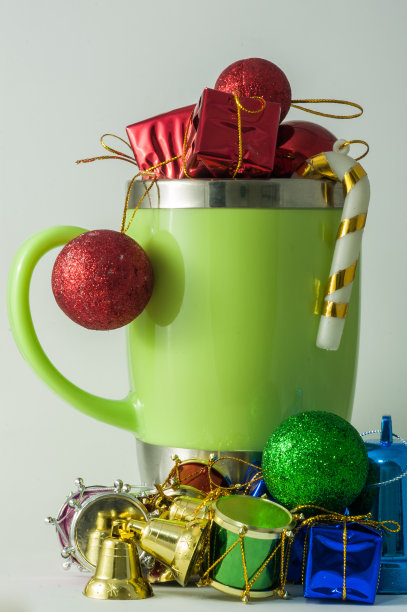 新年快乐，白色的背景里有礼物和绿色的杯子图片下载