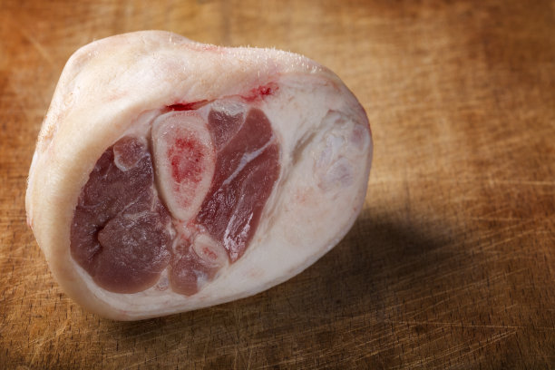 一块生猪肉在木头上的特写图片下载