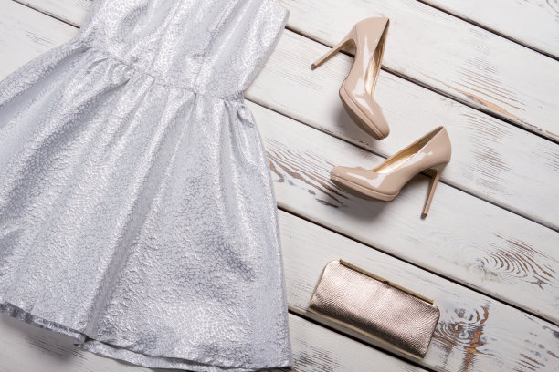 米色鞋子和银色手袋。图片下载
