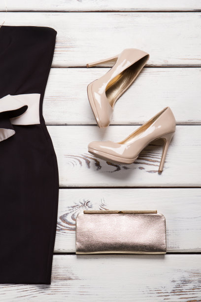 银色手袋和无肩带连衣裙。图片下载