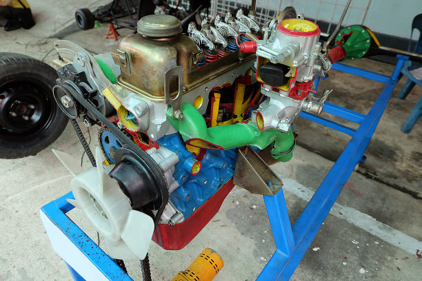 现代汽车发动机部分的特写图片下载