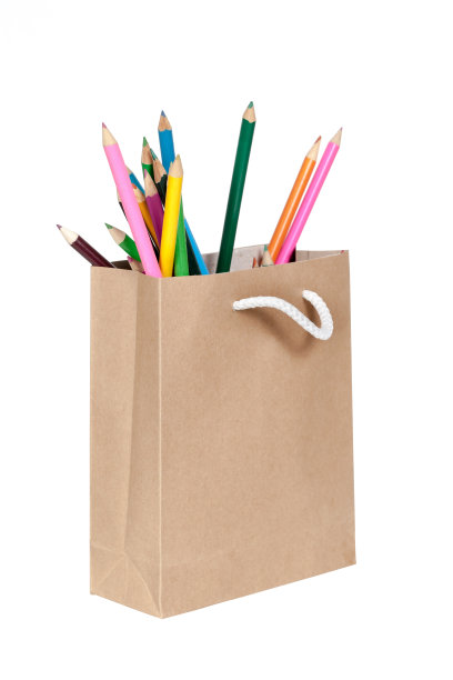 彩色铅笔，棕色纸袋上隔离图片下载