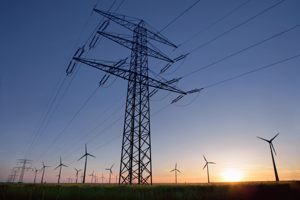 风力涡轮机前面的架空电力线图片下载