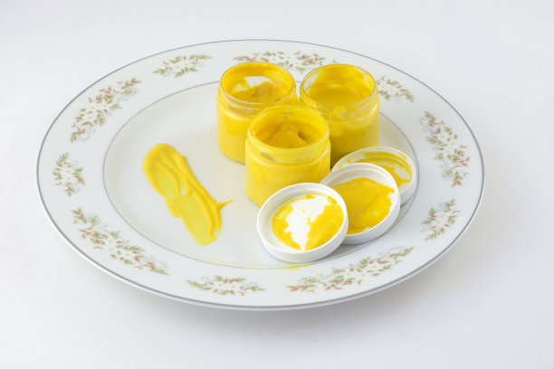 盘子上的黄色的鸡块图片下载