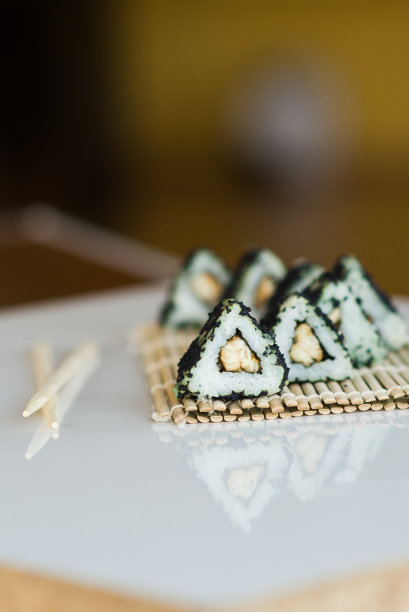 三角寿司卷配鳗鱼图片下载