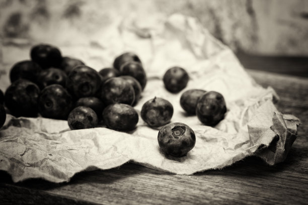 新鲜的蓝莓在乡村棕色的纸背景图片下载