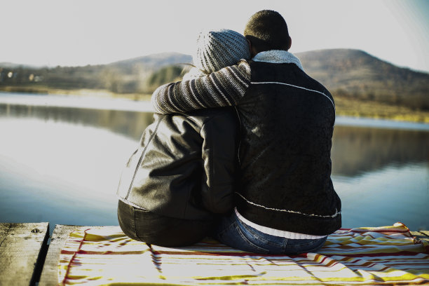 一对年轻情侣在码头上拥抱享受素材图片