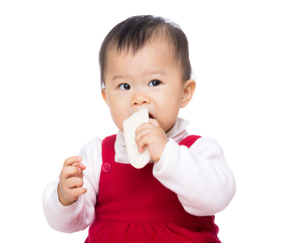 中国女婴在吃饼干图片下载