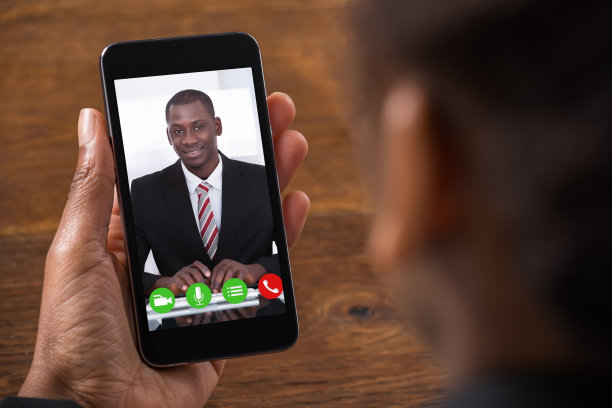 女商人用手机视频聊天图片下载