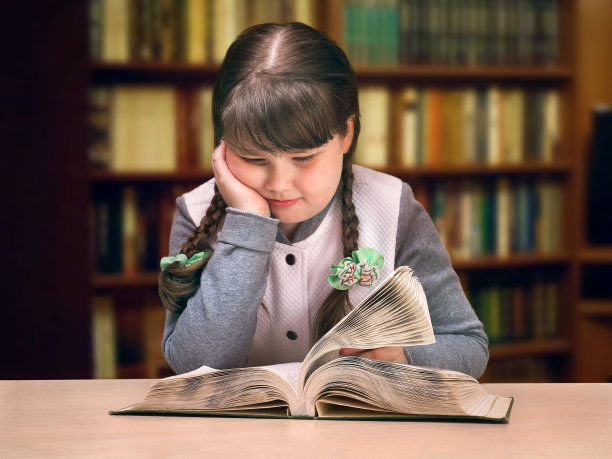 在图书馆看书的戴眼镜女孩图片下载