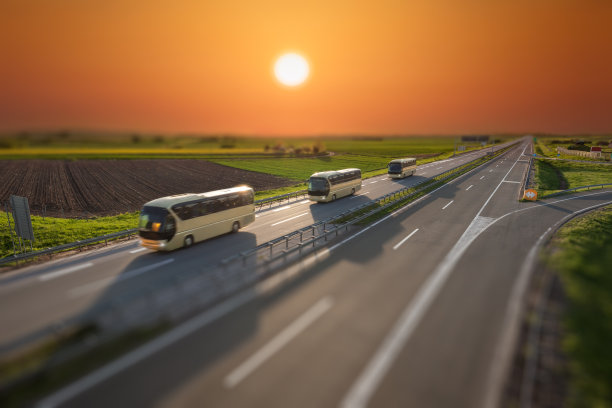 倾斜的图像，旅行巴士在高速公路上日落图片下载