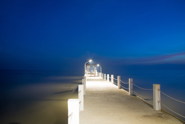 黄昏时分美丽的天空和桥梁。图片下载