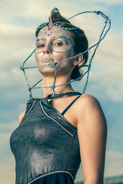 美丽的女人，脸上粘着水晶图片下载