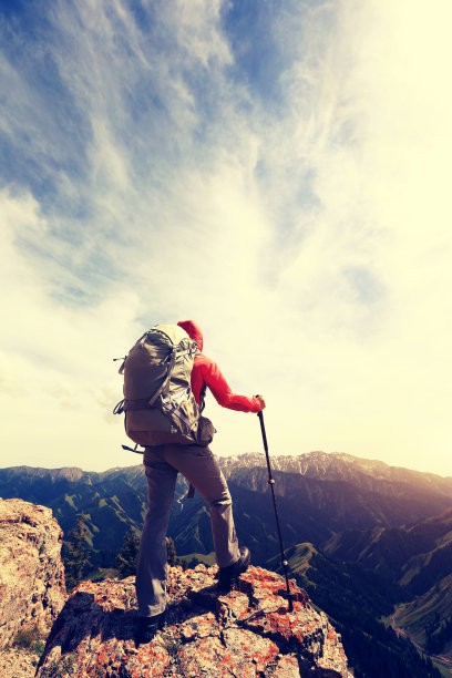 成功的女性徒步旅行者在美丽的山峰徒步旅行图片下载