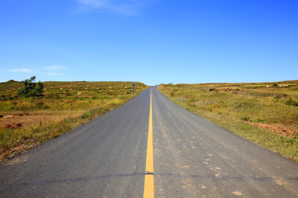 草原上的柏油路图片下载