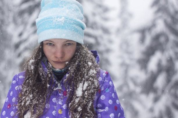 冬天女人肖像雪落图片下载