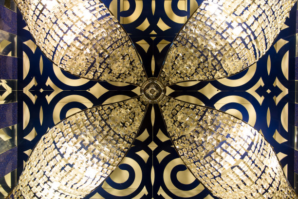 天花板上漂亮的枝形吊灯图片下载