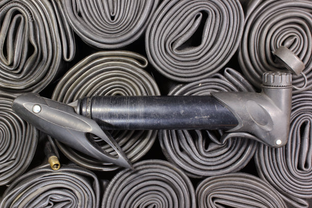 自行车轮胎和自行车打气筒图片下载