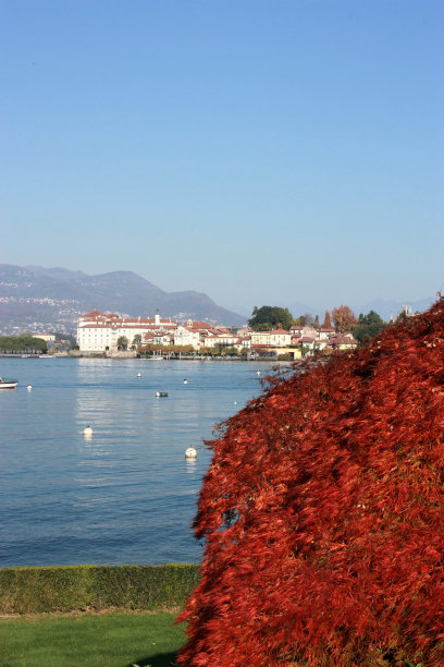 意大利皮埃蒙特马焦雷湖五彩缤纷的秋天图片下载