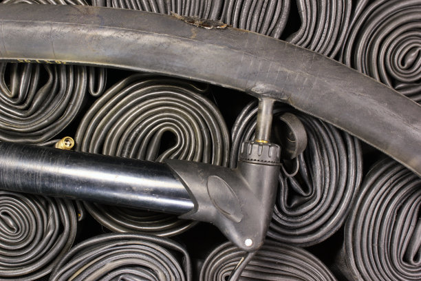 旧自行车的橡胶胎管和泵图片下载