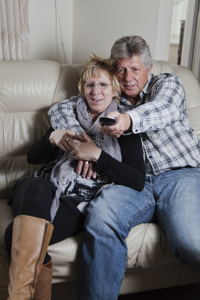 成熟的白人夫妇想看看电视上有什么图片下载