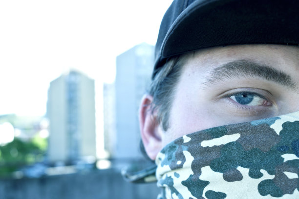 一副黑帮少年的严肃表情图片下载