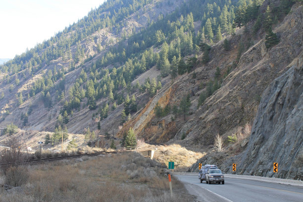 穿过群山图片下载