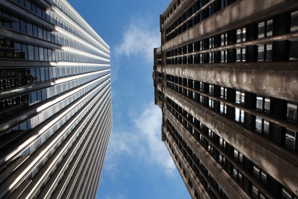 建筑物之间的天空图片下载