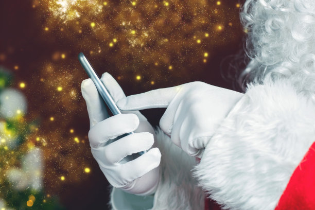 圣诞老人在圣诞节期间使用手机图片下载