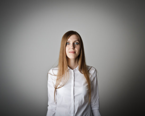 女人在白色。图片下载