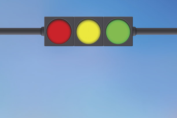 蓝色天空背景上的交通灯图片下载