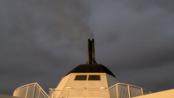 客船的烟囱图片下载