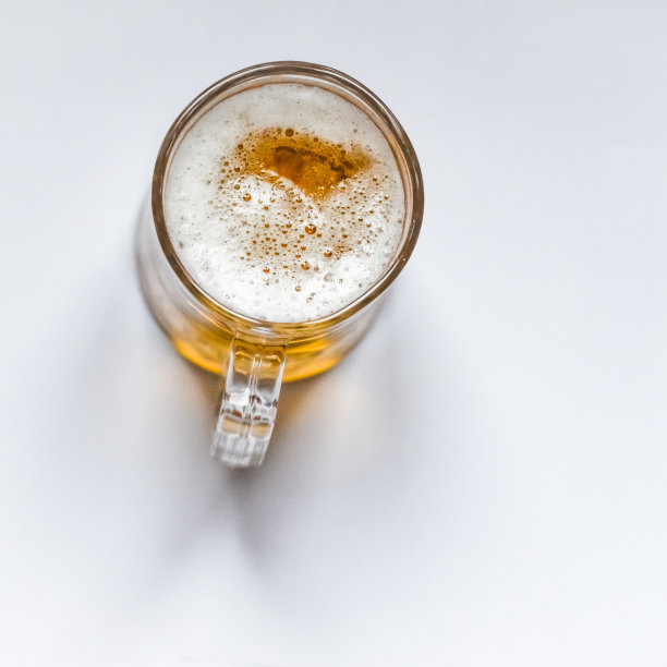 一杯啤酒的俯视图图片下载