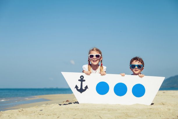 快乐的孩子们白天在海滩上玩耍。图片下载