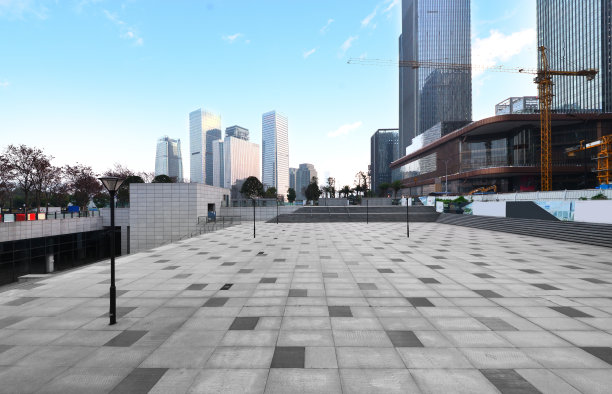 空荡荡的地板，有着现代的天际线和建筑图片下载