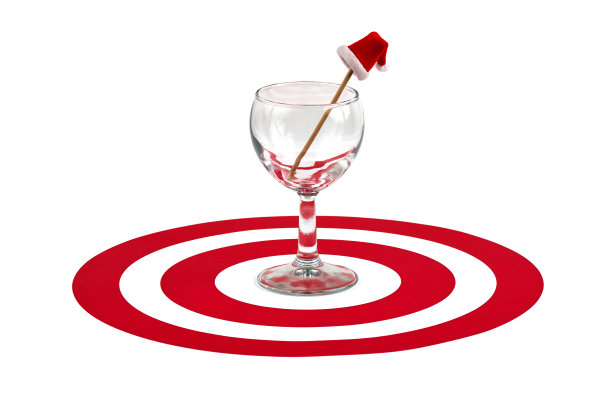 葡萄酒杯和圣诞老人帽图片下载