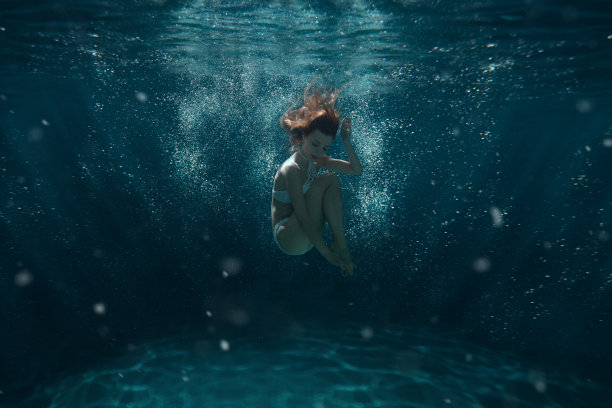 女人在水下潜水。图片下载