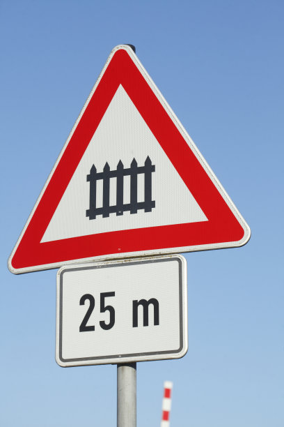 危险标志交叉口路牌图片下载