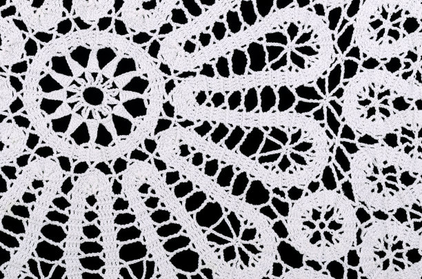 星星和圆圈在一个白色钩针小垫片图片下载